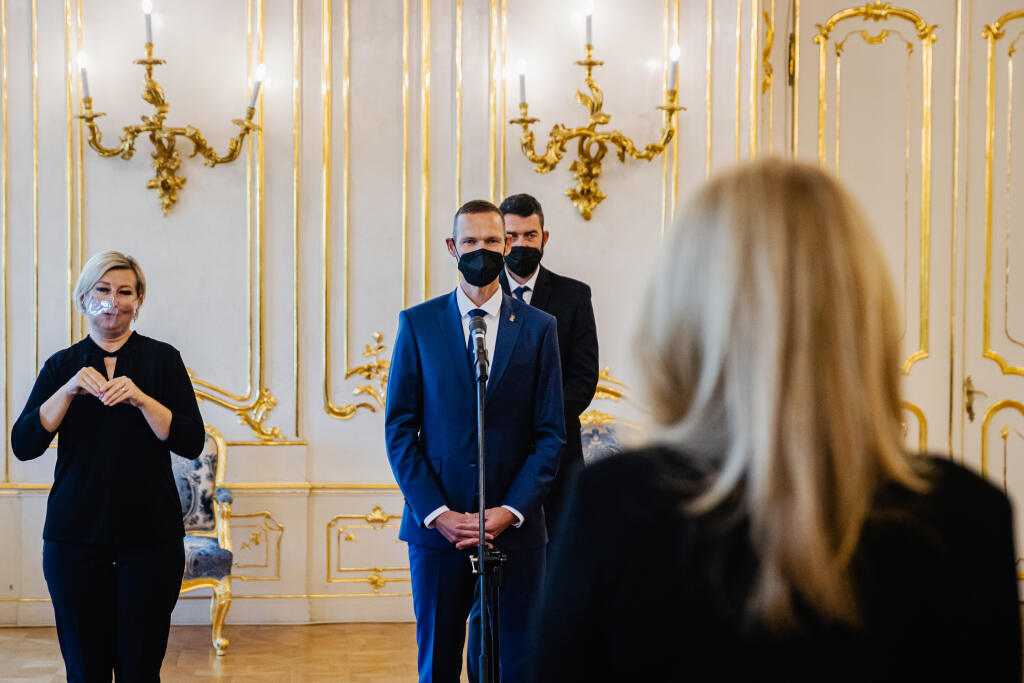 Prezidentka Zuzana Čaputová prijala olympionika Mateja Tótha pri príležitosti ukončenia jeho aktívnej športovej kariéry. Prijatia sa zúčastnil aj Tóthov tréner Matej Spišiak. Na snímke Matej Tóth a Matej Spišiak.