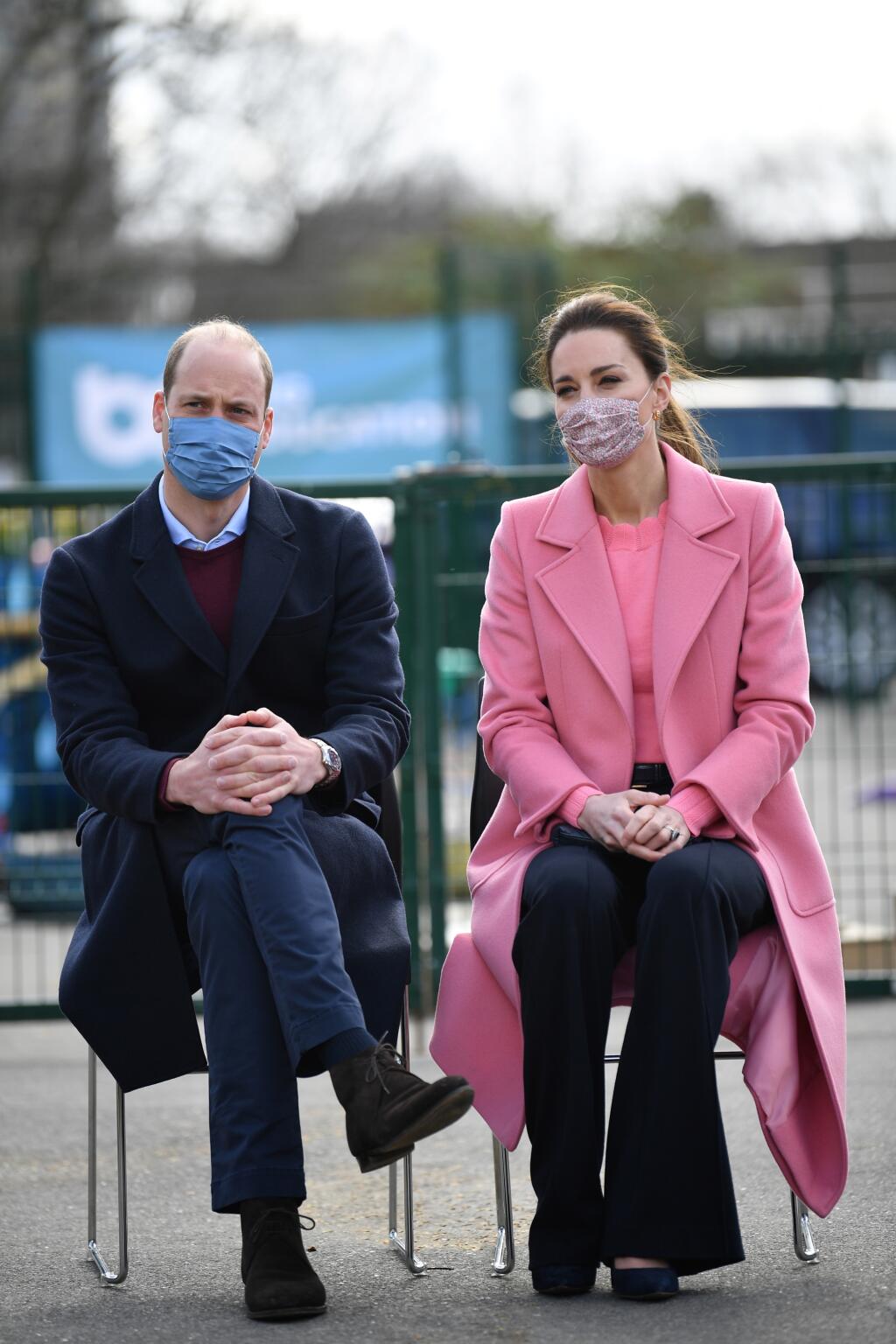 Britský princ William a manželka Kate, vojvodkyňa z Cambridgea, počas návštevy školy v Londýne 11. marca 2021. Britský princ William poprel, že by kráľovská rodina bola rasistická. Reagoval tak na tvrdenia z rozhovoru, ktorý poskytli jeho brat princ Harry so švagrinou Meghan Markleovou.