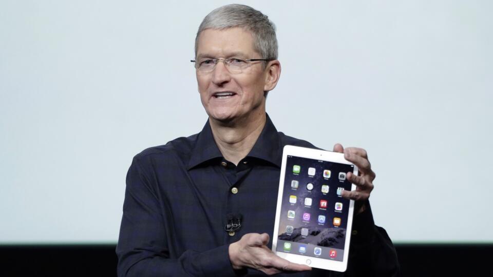 Šéf firmy Apple s tabletom Apple iPad Air 2