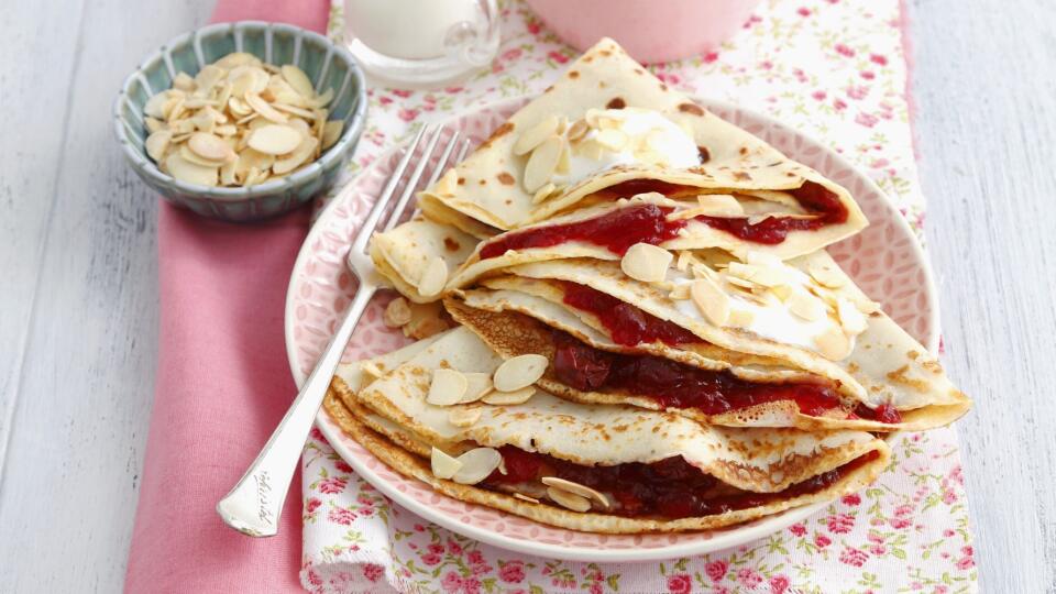 Palacinky s jogurtom a čerešňovou marmeládou