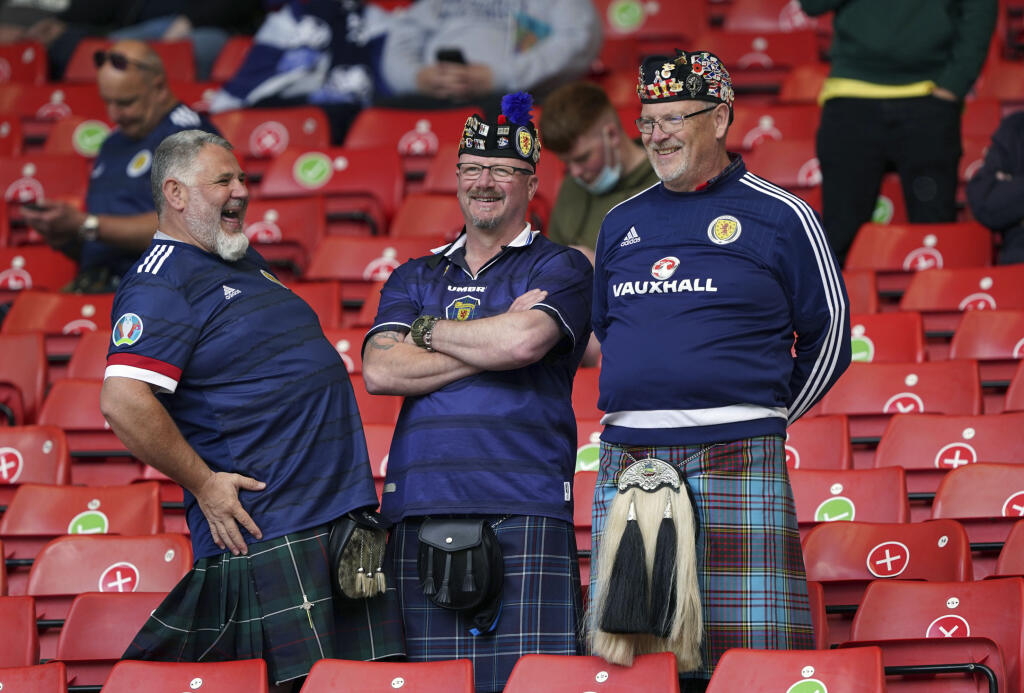 KK26 Glasgow - Škótski fanúšikovia čakajú na začiatok zápasu základnej D-skupiny Škótsko - Česká republika na ME vo futbale 14. júna 2021 v Glasgowe. FOTO TASR/AP
Scotland fans react ahaed of the Euro 2020 Group D match between Scotland and the Czech Republic held at Hampden Park, in Glasgow, Scotland, Monday June 14, 2021. (Andrew Milligan/PA via AP)