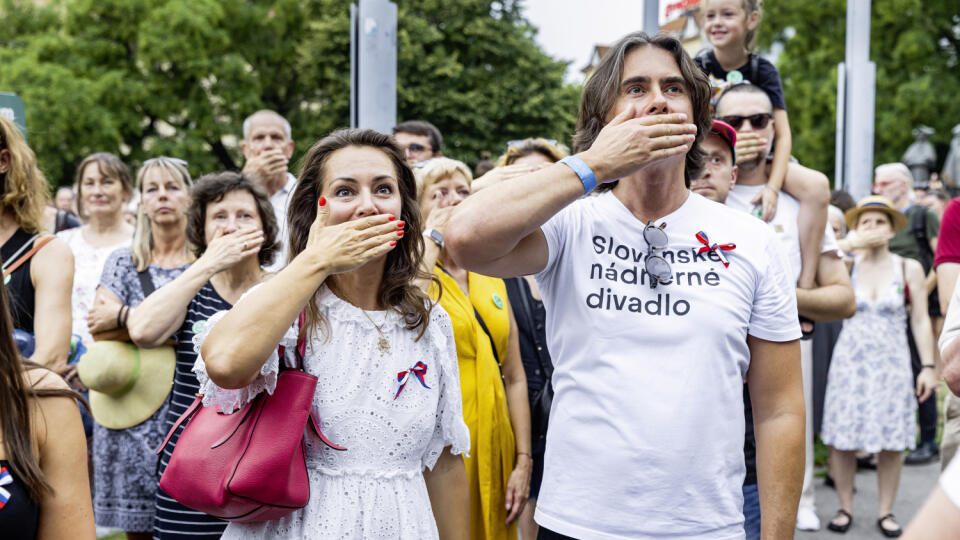 Operná speváčka Adriana Kučerová je pre odvolaného šéfa SND Mateja Drličku veľkou oporou. Sprevádzala ho aj počas protestu organizovaného platformou Otvorená kultúra.