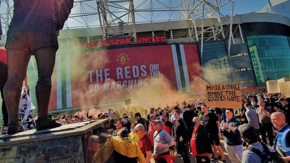 Pred štadiónom Manchestru United sa zišli stovky nespokojných fanúšikov