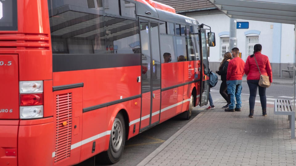 Na snímke je autobusová stanica v Malackách počas monitorovania dopravy.