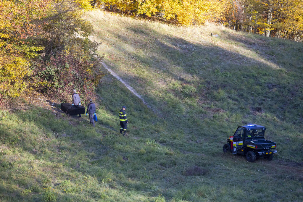 Na snímke hasiči a policajti vynášajú telo tragicky zosnulého hokejistu Dušana Pašek.