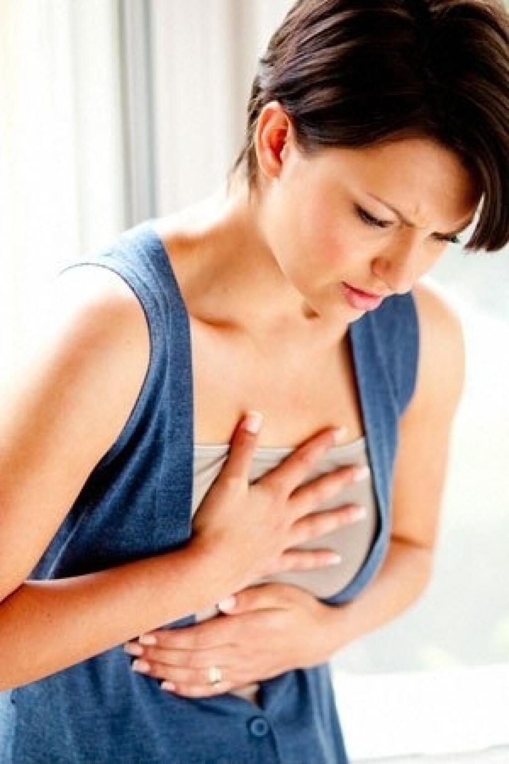 Боль над грудью у женщины. Болит сердце.