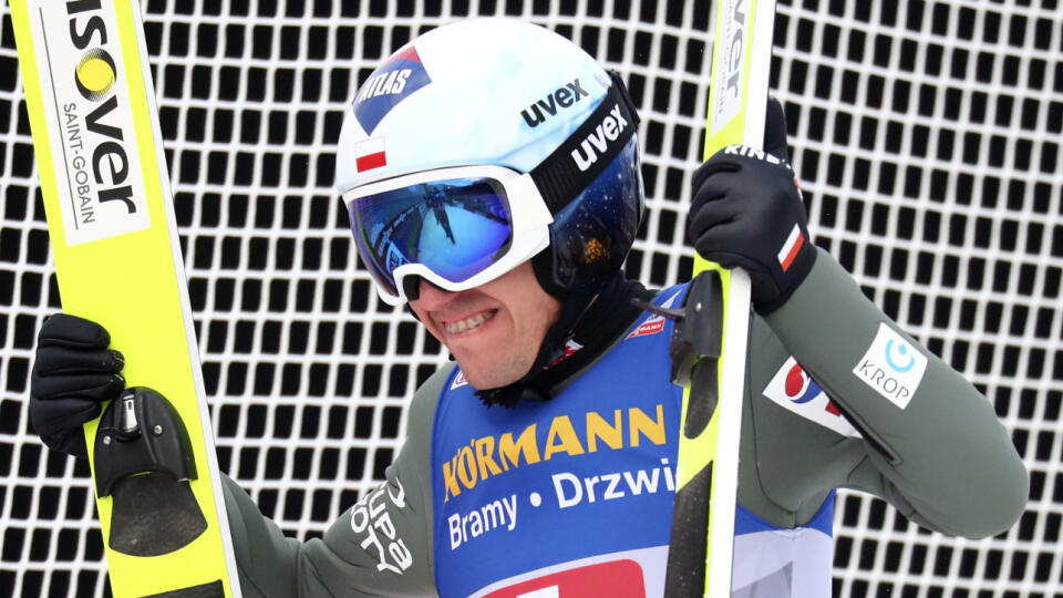 KK63 Innsbruck - Poľský skokan na lyžiach Kamil Stoch suverénnym spôsobom vyhral tretie podujatie 69. ročníka Turné štyroch mostíkov 3. januára 2021 v rakúskom Innsbrucku. FOTO TASR/AP
Kamil Stoch of Poland reacts after his final round jump at the the third stage of the 69th Four Hills ski jumping tournament in Innsbruck, Austria, Sunday, Jan. 3, 2021. (AP Photo/Matthias Schrader)