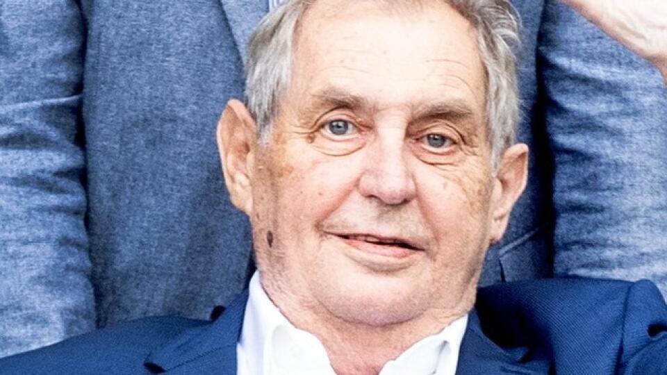 Miloša Zemana previezla do nemocnice sanitka mobilnej jednotky intenzívnej starostlivosti.