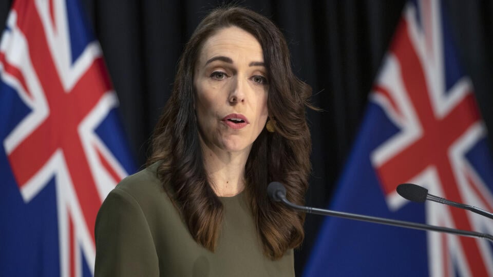 EBE 15 Wellington - Na snímke novozélandská premiérka Jacinda Ardernová počas tlačovej konferencie vo Wellingtone 17. augusta 2020. Ardernová v pondelok odložila blížiace sa parlamentné voľby na Novom Zélande o štyri týždne, na 17. októbra, nakoľko opätovné objavenie sa koronavírusu v krajine a následné opatrenia bránili vedeniu volebnej kampane. FOTO TASR/AP
New Zealand Prime Minister Jacinda Ardern announces a new date for national elections, during a news conference in Wellington, New Zealand