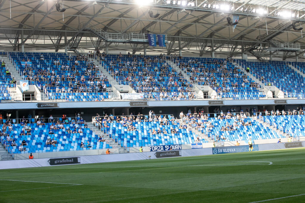 Na Tehelné pole zavítalo v stredu v rámci 1. kola Ligy majstrov medzi futbalistami Slovana Bratislava a írskeho klubu Shamrock Rovers 500 fanúšikov, čo je momentálne maximálny počet, ktorý je povolený.