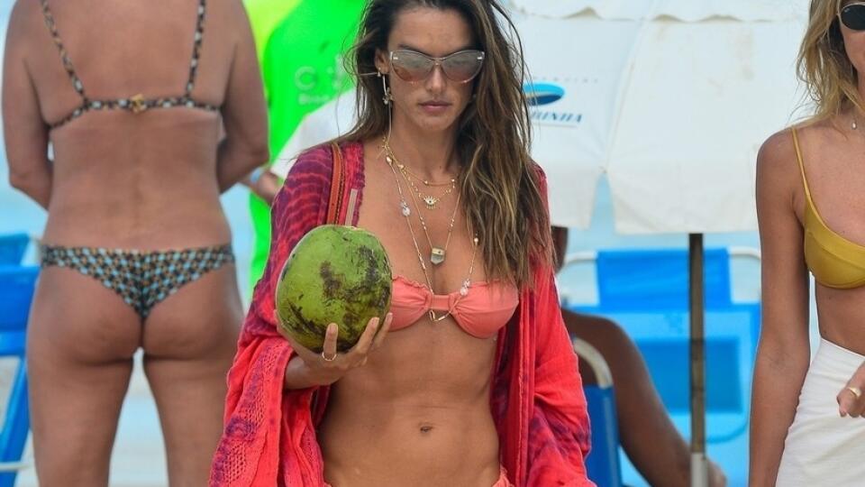 Modelka Alessandra Ambrosio dovolenkuje v Brazílii.