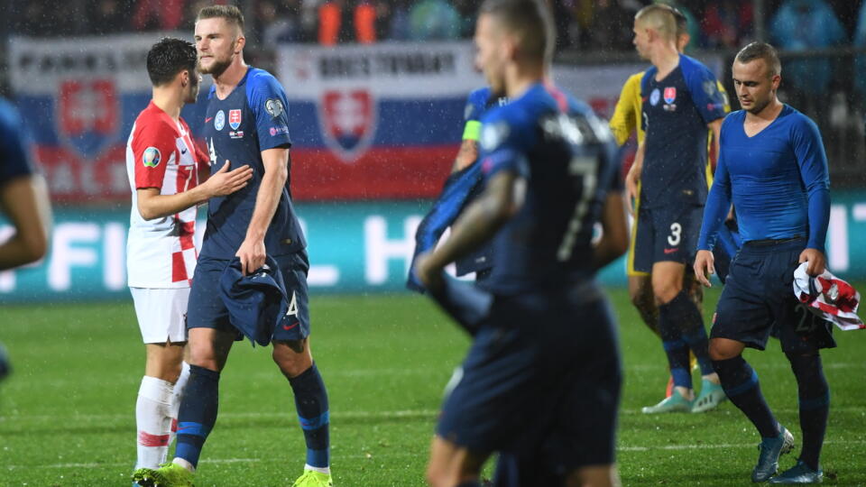 Smutní slovenskí futbalisti Milan Škriniar (druhý vľavo), Denis Vavro (3) a Stanislav lobotka (vpravo) odchádzajú z ihriska po kvalifikačnom zápasu E-skupiny EURO 2020 Chorvátsko - Slovensko.