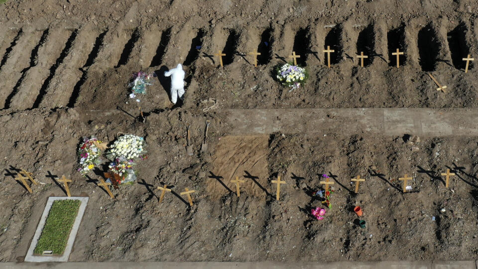 Drevené kríže označujú čerstvo vykopané hroby na cintoríne Flores, kde budú pochovaní ľudia, ktorí zomreli na nový koronavírus v Buenos Aires v Argentíne 25. júla 2020.