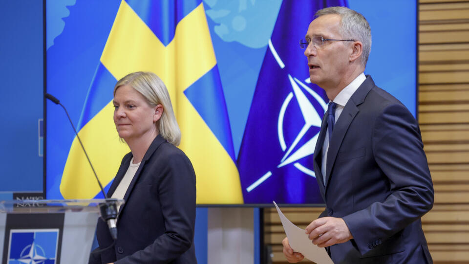 EBE 22 Brusel - Na snímke sprava generálny tajomník NATO Jens Stoltenberg a švédska premiérka Magdalena Anderssonová počas tlačovej konferencie pred nadchádzajúcim summitom NATO v Madride 27. júna 2022 v Bruseli. Hlavy štátov krajín NATO sa stretnú na summite, ktorý začína v utorok 28. júna 2022. FOTO TASR/AP
NATO Secretary General Jens Stoltenberg and Prime Minister of Sweden Magdalena Andersson give a joint press conference prior to a NATO summit in Brussels, Monday, June 27, 2022. NATO hea