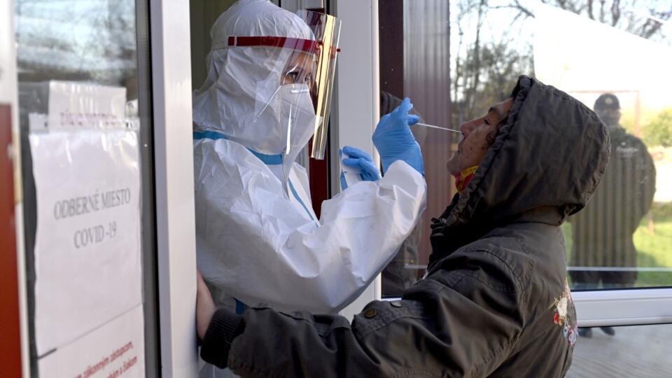 Na Slovensku sa začalo štvrté dobrovoľné kolo testovania na ochorenie Covid-19. Uskutoční sa v dňoch 21. až 22. novembra od 8.00 do 20.00 v takmer 500 mestách a obciach, v ktorých v rámci posledného testovania bol podiel pozitívnych testov viac ako 1 percento. Na snímke testovanie antigénovými testami v obci Markovce v okrese Michalovce 21. novembra 2020. FOTO TASR – Roman Hanc