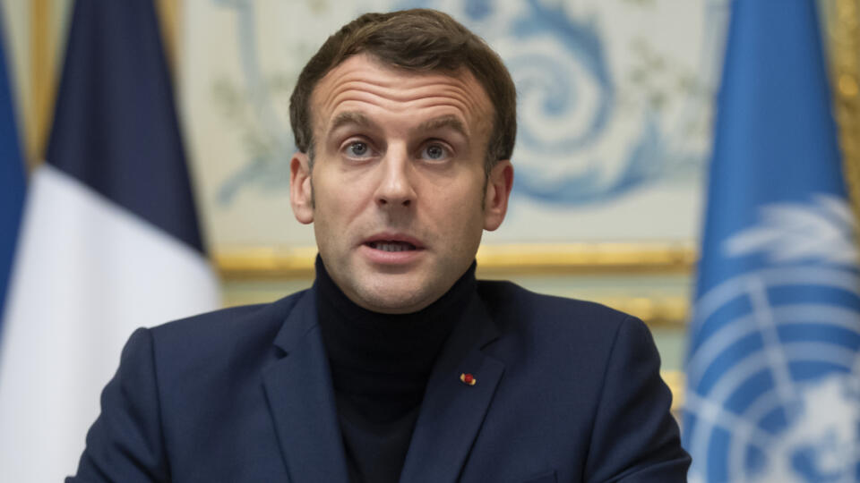 Francúzsky prezident Emmanuel Macron oznámil sprísnenie epidemiologických reštrikcií, ku ktorým dochádza v reakcii na nárast počtu nových prípadov nákazy spájaných s koronavírusovým variantom delta.