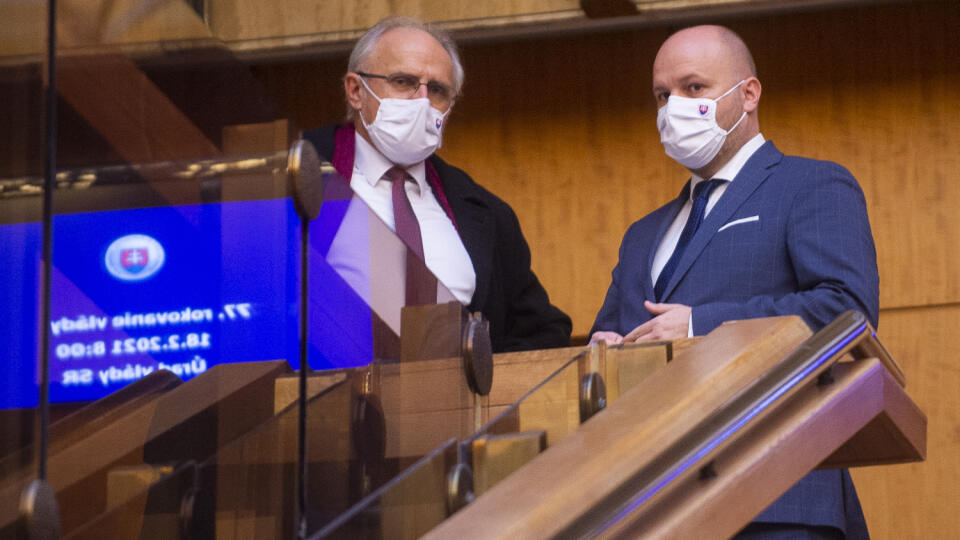 Na snímke sprava minister obrany SR Jaroslav Naď a minsiter pôdohospodárstva a rozvoja vidieka SR Ján Mičovský (obidvaja OĽaNO) pred rokovaním 77. schôdze vlády SR vo štvrtok 18. februára 2021 v Bratislave. FOTO TASR - Jakub Kotian