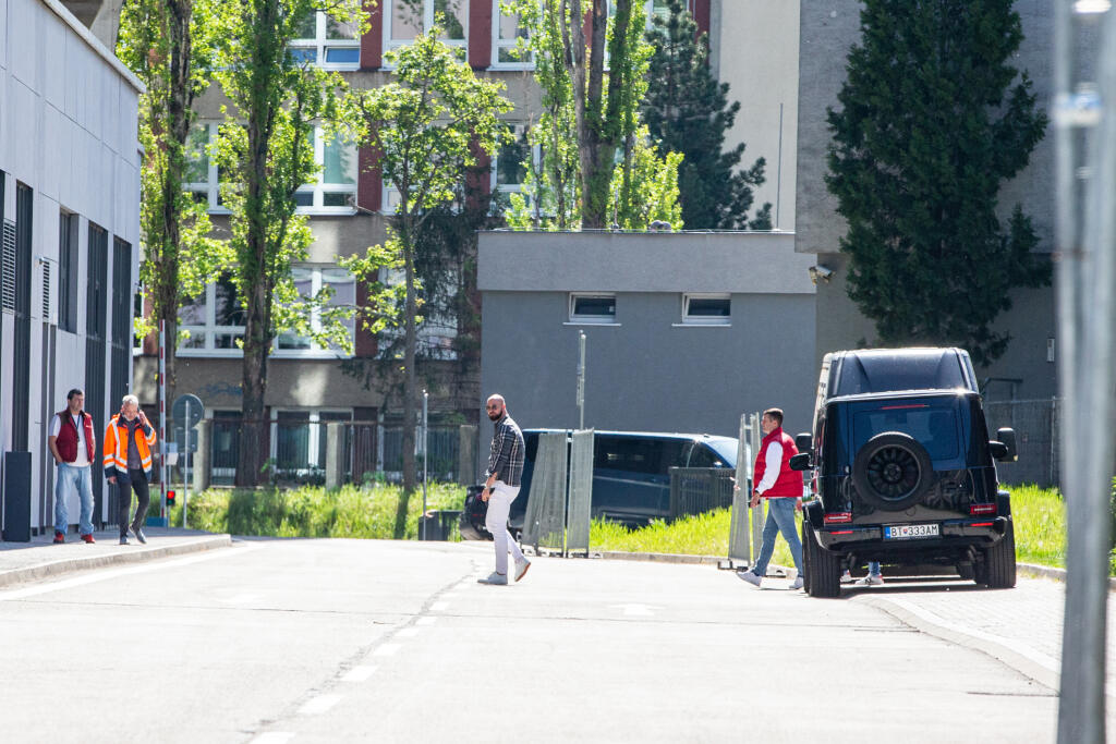 Na snímke zástupcovia futbalového klubu ŠK Slovan Bratislava, Ivan Kmotrík mladší a Richard Trutz prichádzajú na rokovanie s Vladimírom Weissom starším, ktorý by sa mal stať novým trénerom Slovana.