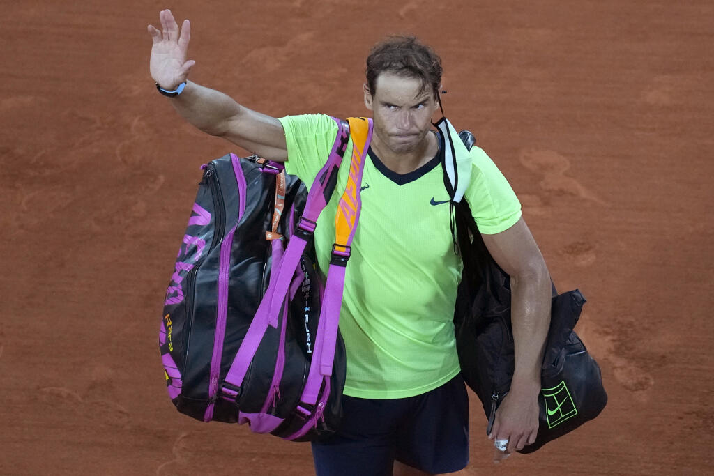 WA 6 Paríž - Španielsky tenista Rafael Nadal máva fanúšikom po prehre nad Srbom Novakom Djokovičom v semifinále mužskej dvojhry na grandslamovom turnaji Roland Garros v Paríži 11. júna 2021. FOTO TASR/AP
Spain's Rafael Nadal waves after losing to Serbia's Novak Djokovic during their semifinal match of the French Open tennis tournament at the Roland Garros stadium Friday, June 11, 2021 in Paris. Djokovic won 3-6, 6-3, 7-6 (4), 6-2. (AP Photo/Christophe Ena)