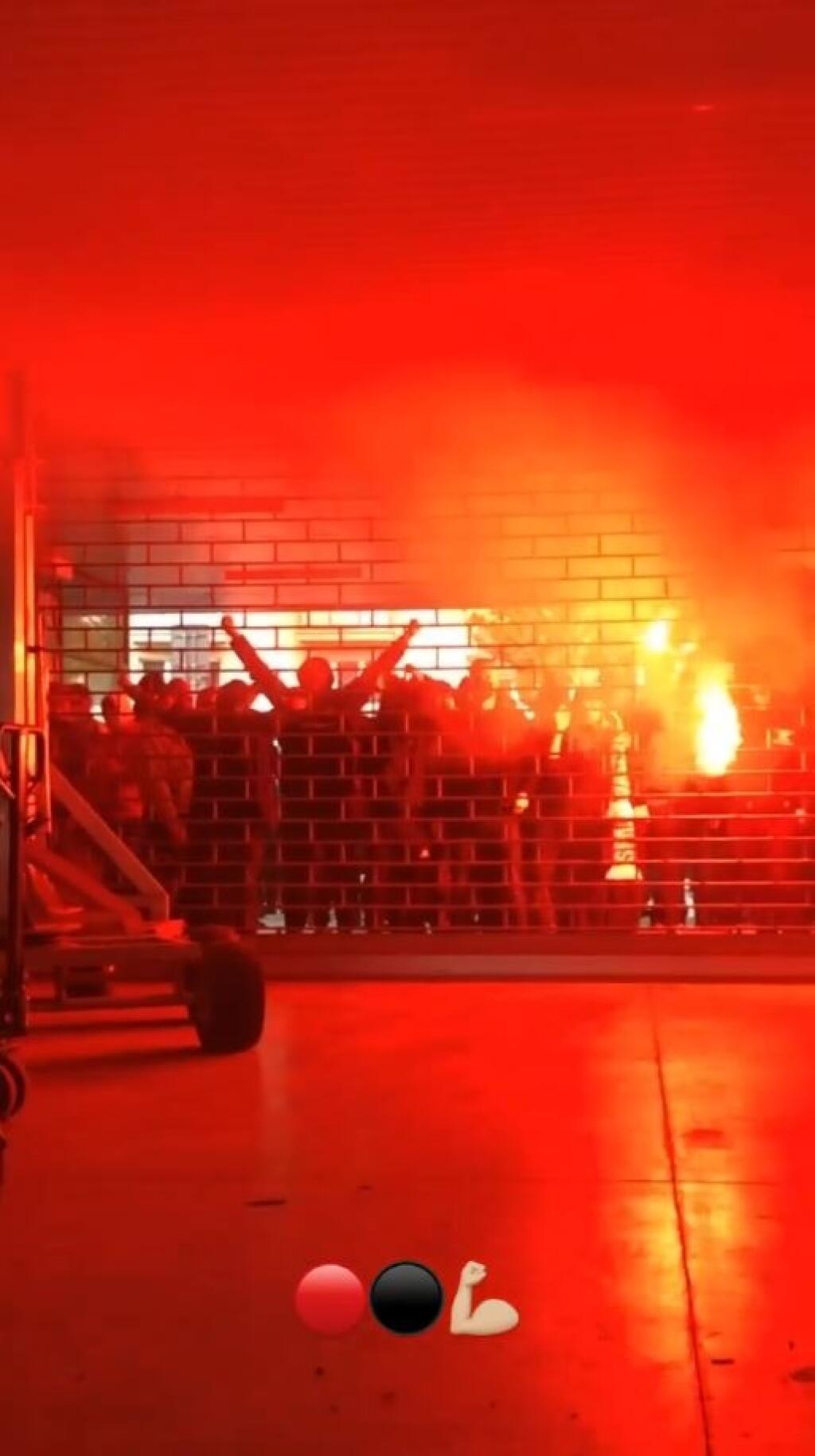 Hoci fanúšikovia sa na tribúny nedostali, ani to nebránilo im a hráčom v pozápasovej ďakovačke.