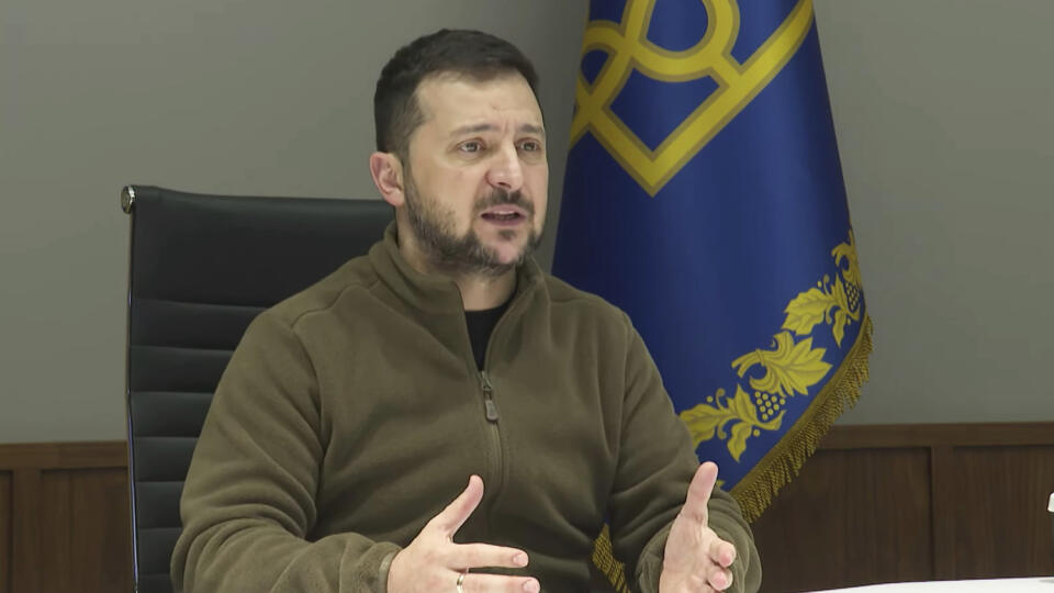 Na snímke z videa ukrajinský prezident Volodymyr Zelenskyj rozpráva počas video konferencie lídrov skupiny G7 a Ukrajiny v Kyjeve 11. októbra 2022. Zelenskyj v utorok požiadal lídrov zoskupenia G7, aby pomohli Kyjevu kúpiť a rozmiestniť systémy protivzdušnej obrany. Deje sa tak po ruských raketových útokoch, ktoré vážne poškodili energetickú infraštruktúru na Ukrajine. TASR informuje na základe správy agentúry AFP. FOTO TASR/AP