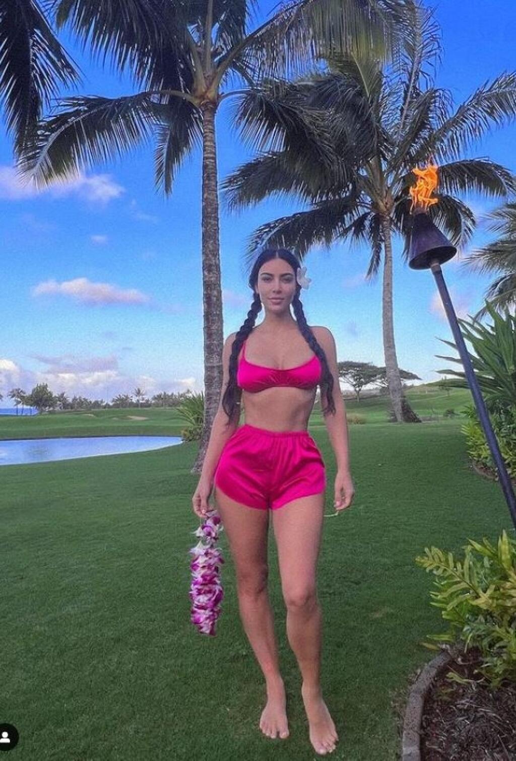 Kim Kardashian síce tvrdí, že si nikdy neľahla pod nôž, fanúšikovia jej to však neveria.