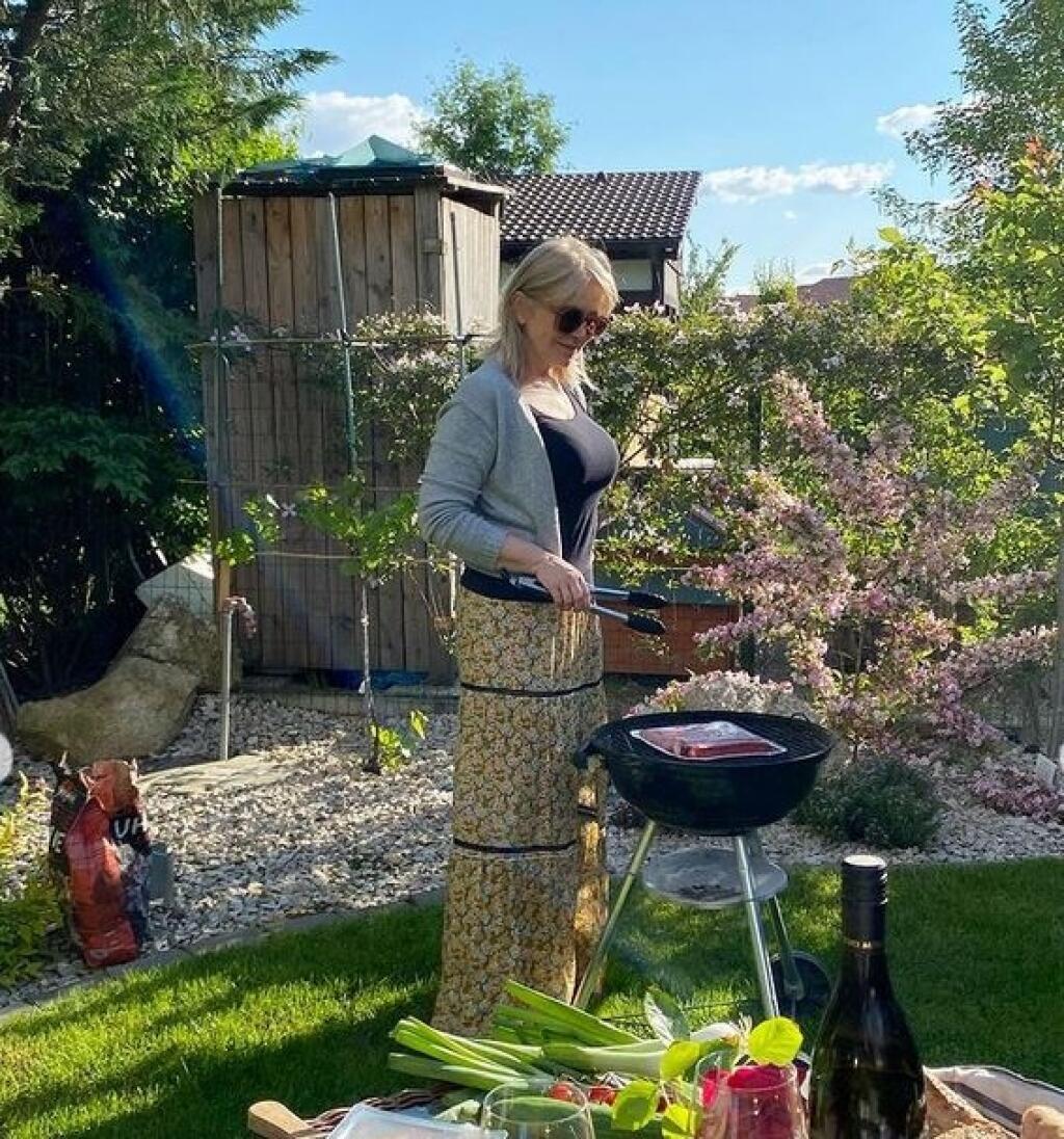 Záhrada herečky Zuzany Vačkovej je dokonalým relaxom - má tam terasu, hojdačku, bazén aj grilovanie.