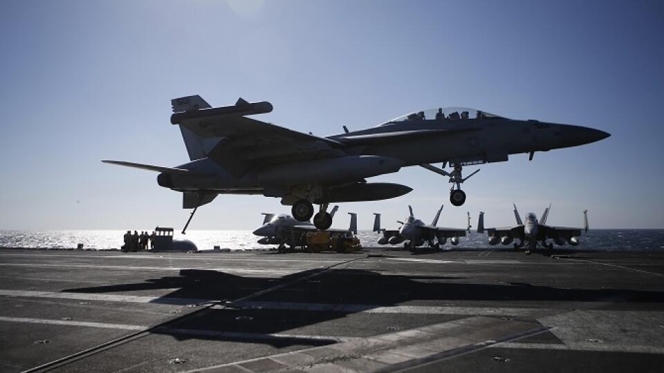 SY 3 USS Ronald Reagan - Stíhací stroj U.S. Navy F/A-18 Super Hornet pristáva na lietadlovej lodi USS Ronald Reagan triedy Nimitz počas spoločného námorného cvičenia armády USA a Južnej Kórey v Západnom mori pri juhokórejskom pobreží 28. októbra 2015. FOTO TASR/AP
A U.S. Navy F/A-18 Super Hornet fighter lands onto the deck of the USS Ronald Reagan, a Nimitz-class nuclear-powered super carrier, during a joint naval drill between South Korea and the U.S. in the West Sea, South Korea, Wednesday, O
