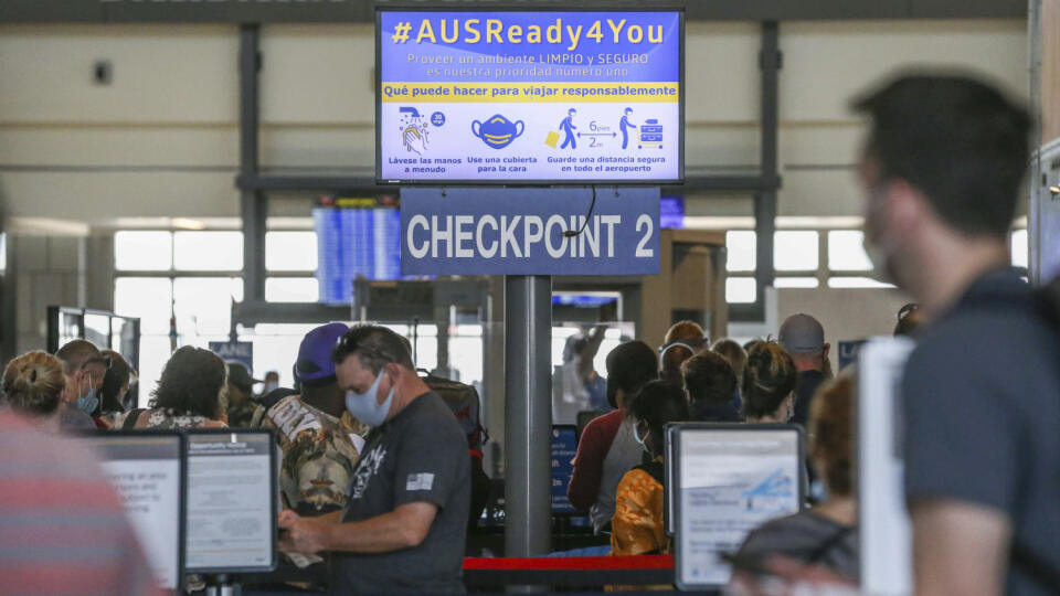JB 26 Austin - Checkpoint 2 opäť otvorený pre pasažierov na medzinárodnom letisku Austin-Bergstrom v texaskom Austine 18. septembra 2020, kde polícia prešetrila nález podozrivého balíka. Policajti uviedli, že nájdený balík nepredstavuje hrozbu. FOTO TASR/AP
Security Checkpoint 2 opens as Austin police's bomb squad has determined that a suspicious package found at the Austin-Bergstrom International Airport earlier today is not a threat in Austin, Texas, Friday, Sept. 18, 2020. (Lola Gomez/Austin