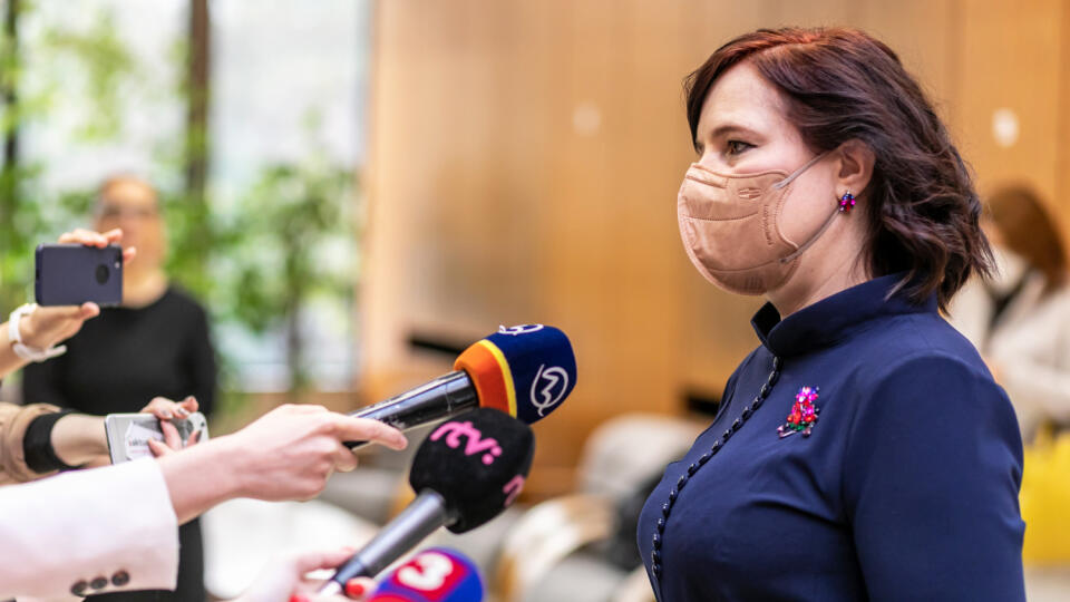 Na snímke sú príchody ministrov na 2. zasadanie vlády pod vedením premiéra Eduarda Hegera.
