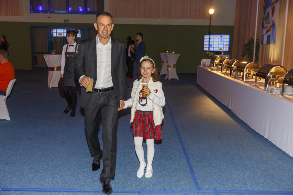 Len málokto vie, že Dominik Hrbatý je vášnivý záhradník. Na obr.: Dominik Hrbatý s dcérou