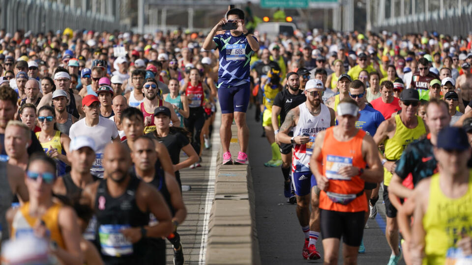 WA 100 New York - Účastníci bežia počas  maratónu v New Yorku v nedeľu 6. novembra 2022. FOTO TASR/AP


A runner stops to take pictures as the first wave crosses the Verrazzano-Narrows Bridge at the start of the New York City Marathon in New York, Sunday, Nov. 6, 2022. (AP Photo/Seth Wenig)