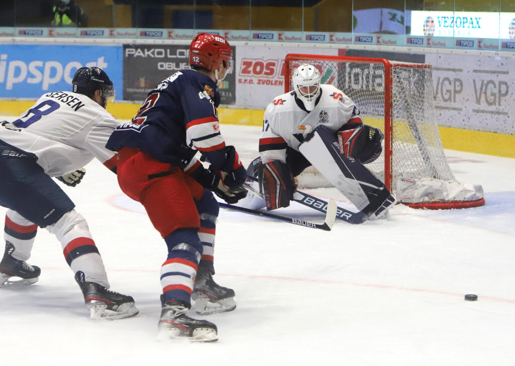 Na snímke zľava Michal Sersen (Slovan) Miloš Kelemen (Zvolen) a brankár Slovana Kristers Gudlevskis počas piateho zápasu semifinále Kaufland Play off Tipos extraligy HKM Zvolen – HC Slovan Bratislava vo Zvolene 21. apríla 2021. FOTO TASR - Ján Krošlák