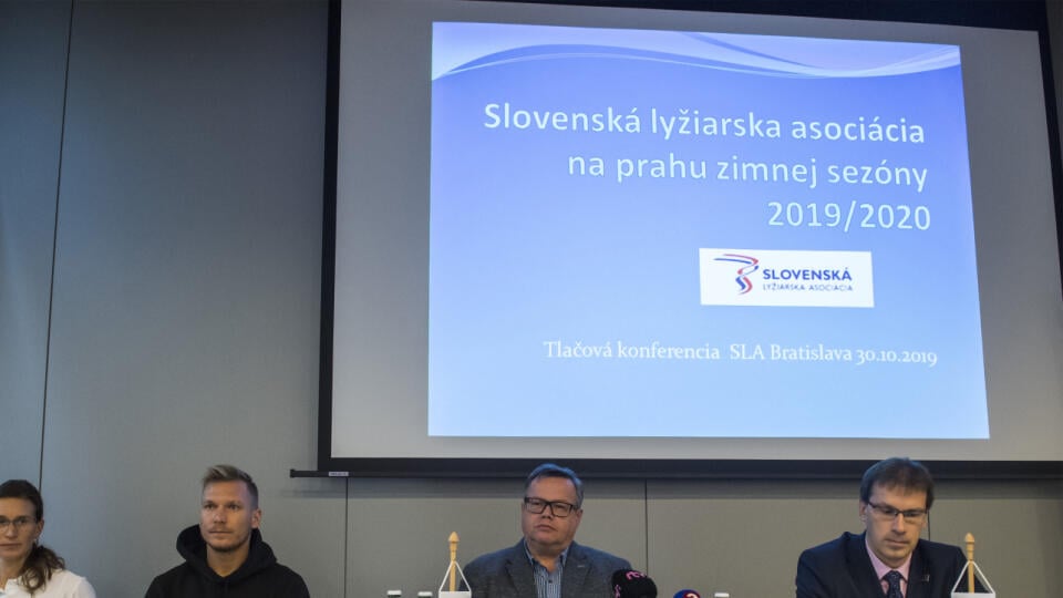 Na snímke zľava slovenská reprezentantka v behu na lyžiach Alena Procházková, slovenský reprezentant v zjazdovom lyžovaní Adam Žampa, prezident Slovenskej lyžiarskej asociácie (SLA) Ivan Ivanič a generálny sekretár SLA Radovan Cagala počas tlačovej konferencie pred sezónou 2019/2020 v stredu 30. októbra 2019 v Bratislave. FOTO TASR - Martin Baumann