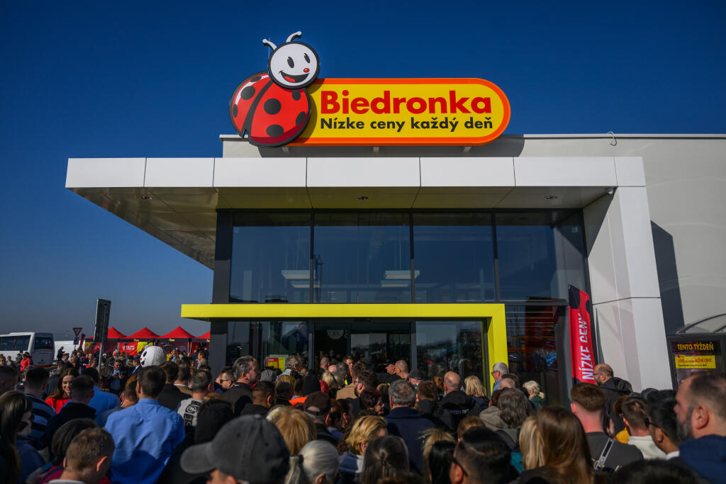 Na snímke ľudia počas otvorenia prvého obchodu reťazca Biedronka na Slovensku v obci Miloslavov v okrese Senec v stredu 5. marca 2025. Reťazec Biedronka, súčasť spoločnosti Jerónimo Martins, oficiálne vstúpil na slovenský maloobchodný trh. Pred otvorením prvej predajne v Miloslavove neďaleko Bratislavy spoločnosť pripravila nové distribučné centrum vo Voderadoch pri Trnave, kde bude logistiku reťazca Biedronka podporovať tím 66 ľudí. V Poľsku je Biedronka najväčším diskontným reťazcom s potravin