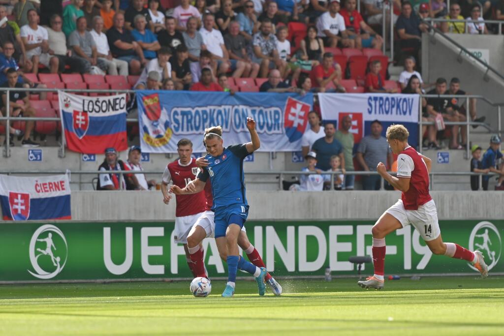 Na snímke zľava hráč Rakúska Benjamin Kanuric, hráč Slovenska Adam Griger a hráč Rakúska Leopold Querfeld počas zápasu o 5. miesto na Majstrovstvách Európy U19 Slovensko U19 - Rakúsko U19 v Trnave v utorok 28. júna 2022. FOTO TASR - Lukáš Grinaj