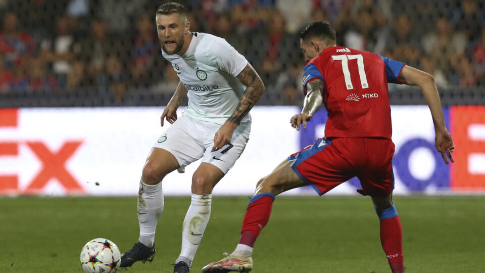 WA 55 Plzeň - Slovenský futbalový reprezentant v drese Interu Miláno Milan Škriniar (vľavo) a jeho krajina Erik Jirka z Plzne bojujú o loptu v zápase 2. kola C-skupiny Ligy majstrov Viktoria Plzeň - Inter Miláno v Plzni v utorok 13. septembra 2022. FOTO TASR/AP
Plzen's Erik Jirka, right, challenges for the ball with Inter Milan's Milan Skriniar during the Champions League, group C soccer match between Victoria Plzen and Inter Milan at the Stadion Mesta Plzne, Plzen, Czech Republic, Tuesday, Se
