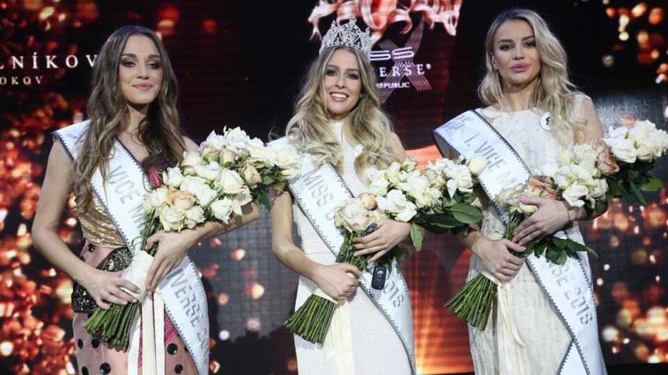 Miss Universe Slovakia pre rok 2018 sa stala Barbora Hanová (v strede).