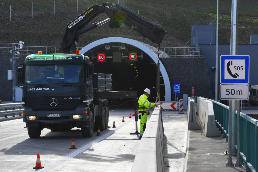 Úsek diaľnice D1 Prešov, západ - Prešov, juh s Tunelom Prešov spustí Národná diaľničná spoločnosť (NDS) do ostrej prevádzky 28. októbra 2021. Na snímke dokončovacie práce pri západnom portáli tunela Prešov. Prešov, 12. októbra 2021. FOTO TASR - Milan Kapusta