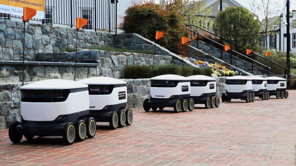 Autonómne doručovacie vozidlo spoločnosti Starship Technologies v uliciach amerického mesta Fairfax.