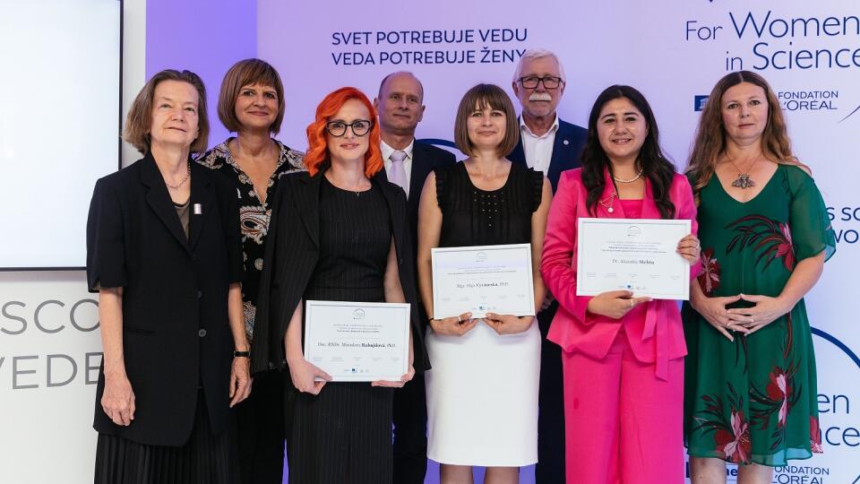 prof. RNDr. Ľubica Lacinová, DrSc. - členka Predsedníctva SAV / Brigitte Streller, General Manager L’Oréal na Slovensku / doc. RNDr. Miroslava Rabajdová, PhD - laureátka v kategórii vedy o živej prírode / Ing. Ľubomír Bilský, Executive Director SOVVA / Mgr. Olga Vyviurska, PhD., laureátka v kategórii fyzikálne a formálne vedy / prof. RNDr. Pavol Šajgalík, DrSc. - Prezident SAV / Dr. Akansha Mehta, laureátka v kategórii inžinierske vedy a technológie / JUDr. Ľubica Erdelská, generálna tajomníčka Slovenskej komisie pre UNESCO.