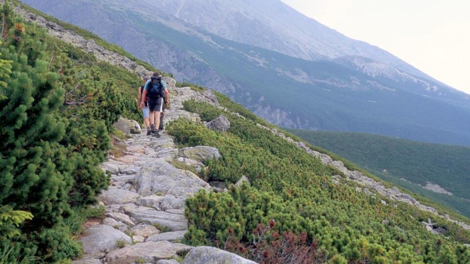 Turista sa pošmykol na okraji horského chodníka. (Ilustračné foto)