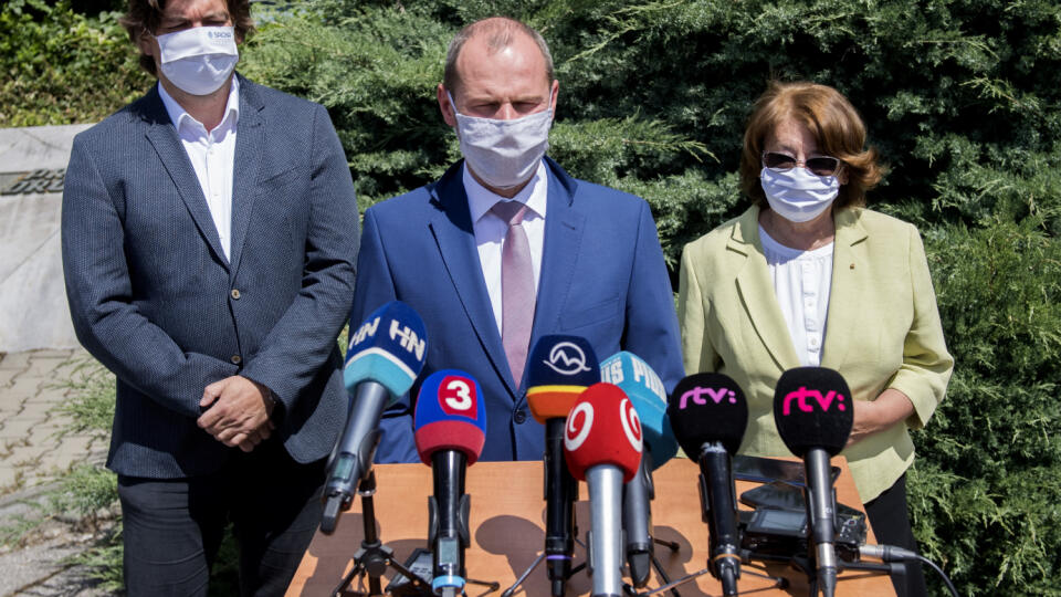 Na snímke sprava predsedníčka asociácie Slovenských kúpeľov Janka Zálešáková, prezident Zväzu cestovného ruchu SR (ZCR SR) Marek Harbuľák a prezident Slovenskej asociácie cestovných kancelárií a cestovných agentúr (SACKA) Roman Berkes počas tlačovej konferencie Zväzu cestovného ruchu na tému Situácia v odvetví cestovného ruchu a prijatie opatrení 2. júna 2020 v Bratislave. FOTO TASR - Martin Baumann