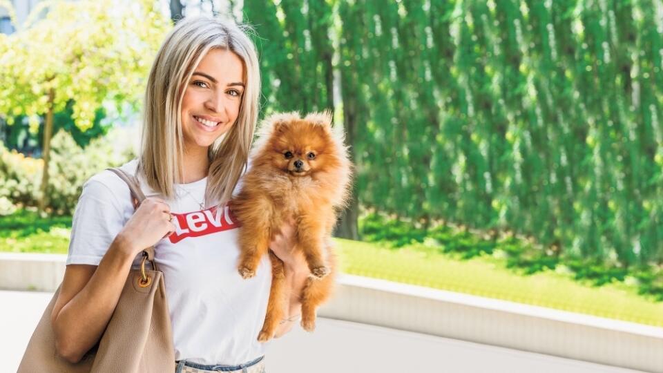V luxusnej Prade nájdeme u Lucii vždy prvú pomoc pre jej milovanú Laru, no dá sa tam objaviť aj lesk a balzam na pery, gumička do vlasov a peňaženka, ktorá patrí, samozrejme, majiteľke.
