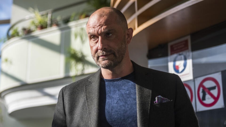 Norbert Bödör pri príchode na policajné prezídium v Bratislave.