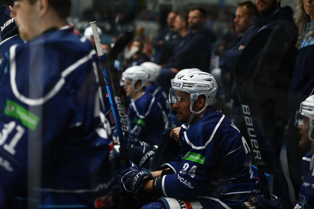 Hráči HK Nitra sú smutní po prehranom zápase vo finále Tipos extraligy.