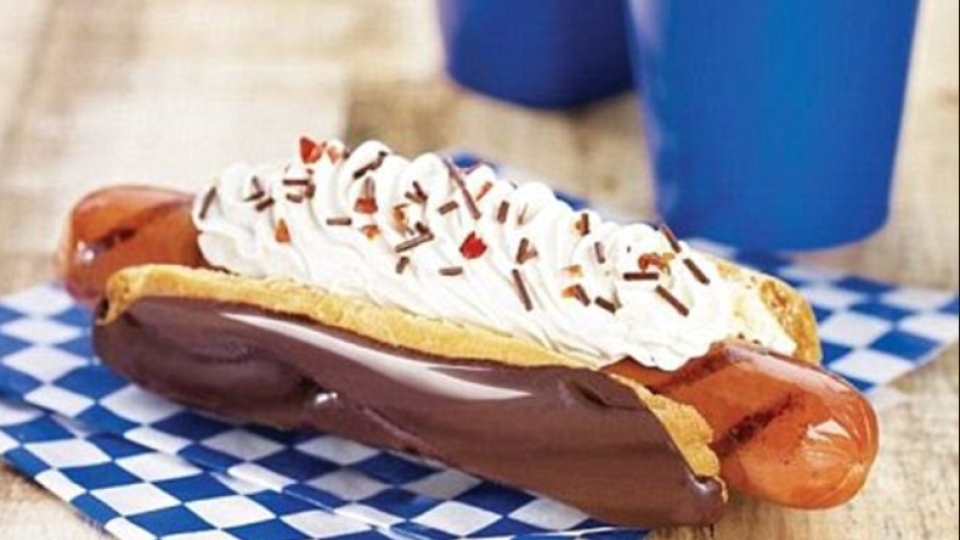 Niekto si pri tomto hotdogu naozaj zažartoval.