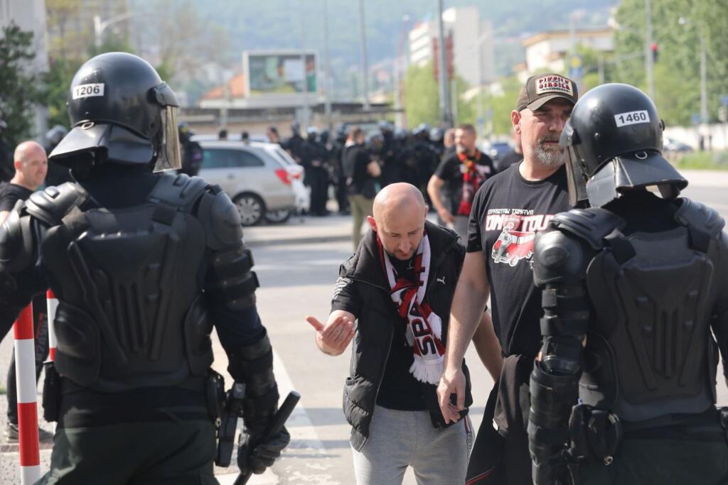 Finále Slovnaft Cupu medzi Slovanom Bratislava a Spartakom Trnava sprevádzali prísne opatrenia. Takto to vyzeralo v uliciach hlavného mesta pred príchodom fanúšikov Spartaka.