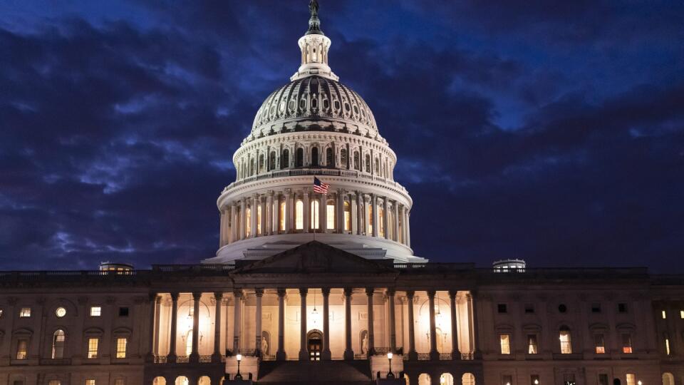 JB 24 Washington - Vysvietená budova amerického Kapitolu vo Washingtone 2. decembra 2021. Senát Kongresu USA schválil vo štvrtok návrh zákona, ktorý zabezpečí financovanie federálnych inštitúcií na ďalších 11 týždňov. Niekoľko hodín predtým schválila návrh Snemovňa reprezentantov Kongresu USA. Opatrenie teraz smeruje na podpis k prezidentovi Joeovi Bidenovi.
Podľa agentúry AFP hlasovalo v Senáte za návrh 69 senátorov, proti bolo 28. Snemovňa reprezentantov vedená demokratmi prijala opatrenie pom