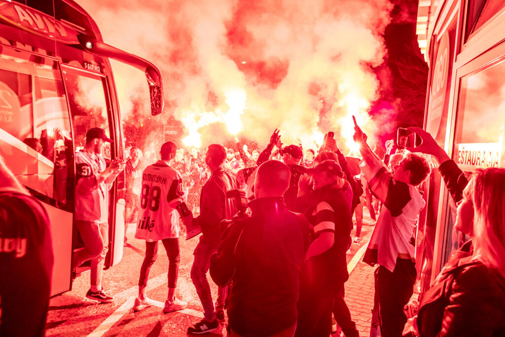 Hokejisti HC Slovan Bratislava zvíťazili v šiestom zápase finále Kaufland play off Tipos extraligy 2021/2022 a získali titul majstra SR. Šiesty zápas vyhrali s HK Nitra 5:2 a celú sériu 4:2 na zápasy. Na snímke oslavujú hráči s fanúšikmi na benzínovej pumpe v Zelenči.